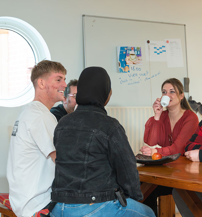 Medewerkers aan tafel