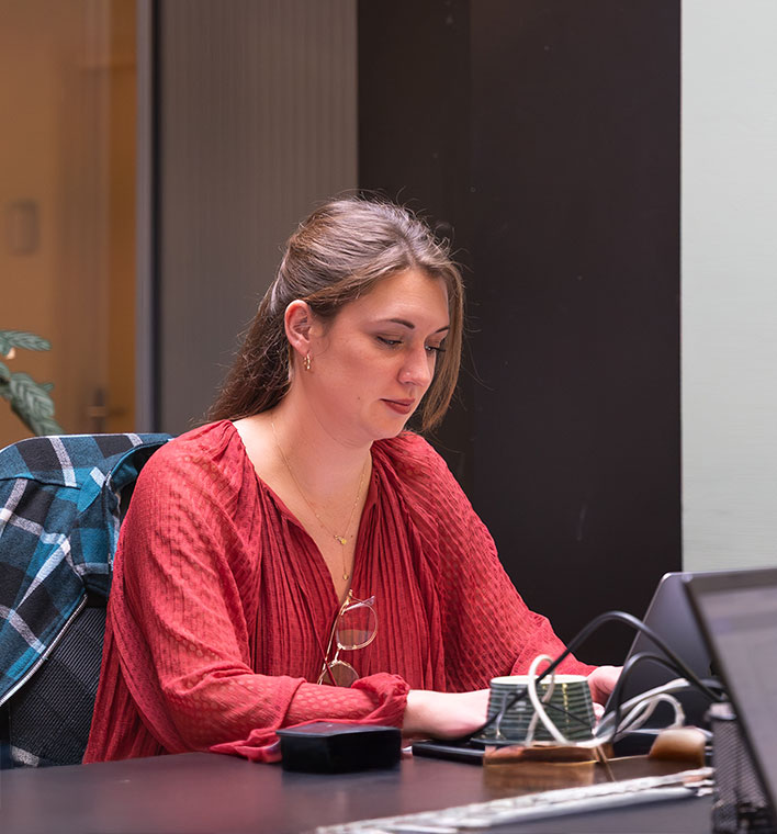 medewerker op kantoor De-Bruggen